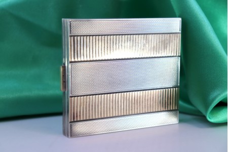 Caixa de Toilette em prata escovada com bandas em ouro, espelho no interior 